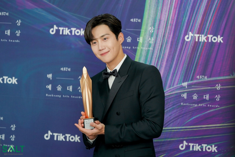 Aktor Terpopuler 2021, Kim Seon-ho Menangi Dua Kategori di Asia Artist Awards